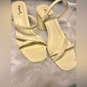 😊Brand New😊 Women’s light yellow block heel, size 7